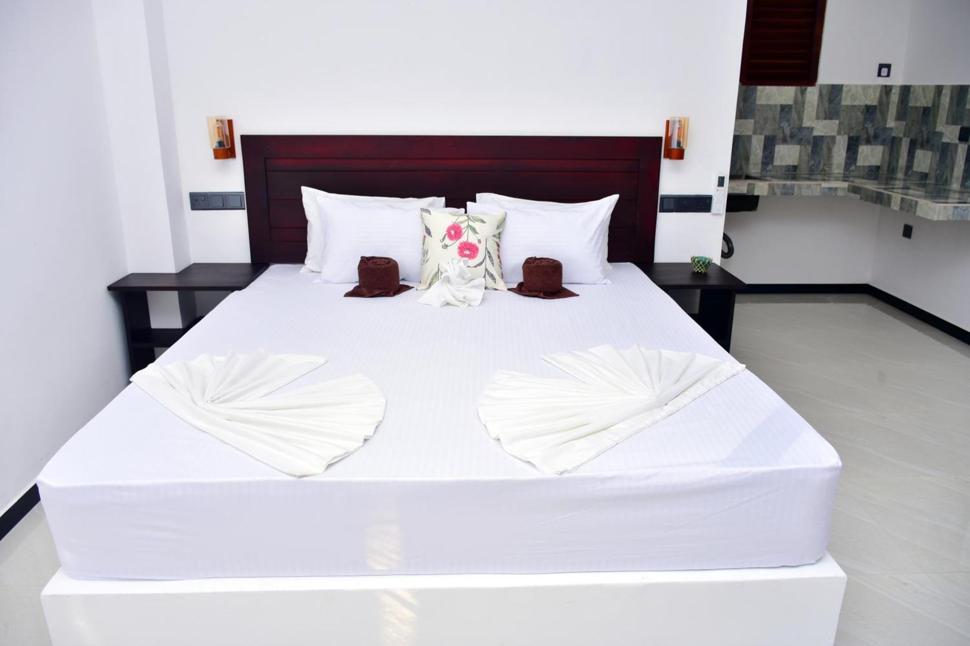 Aliya Aliya Hikkaduwa Hotel Buitenkant foto