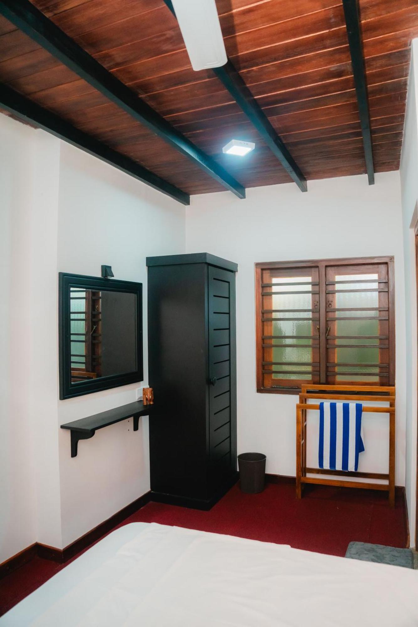 Aliya Aliya Hikkaduwa Hotel Buitenkant foto