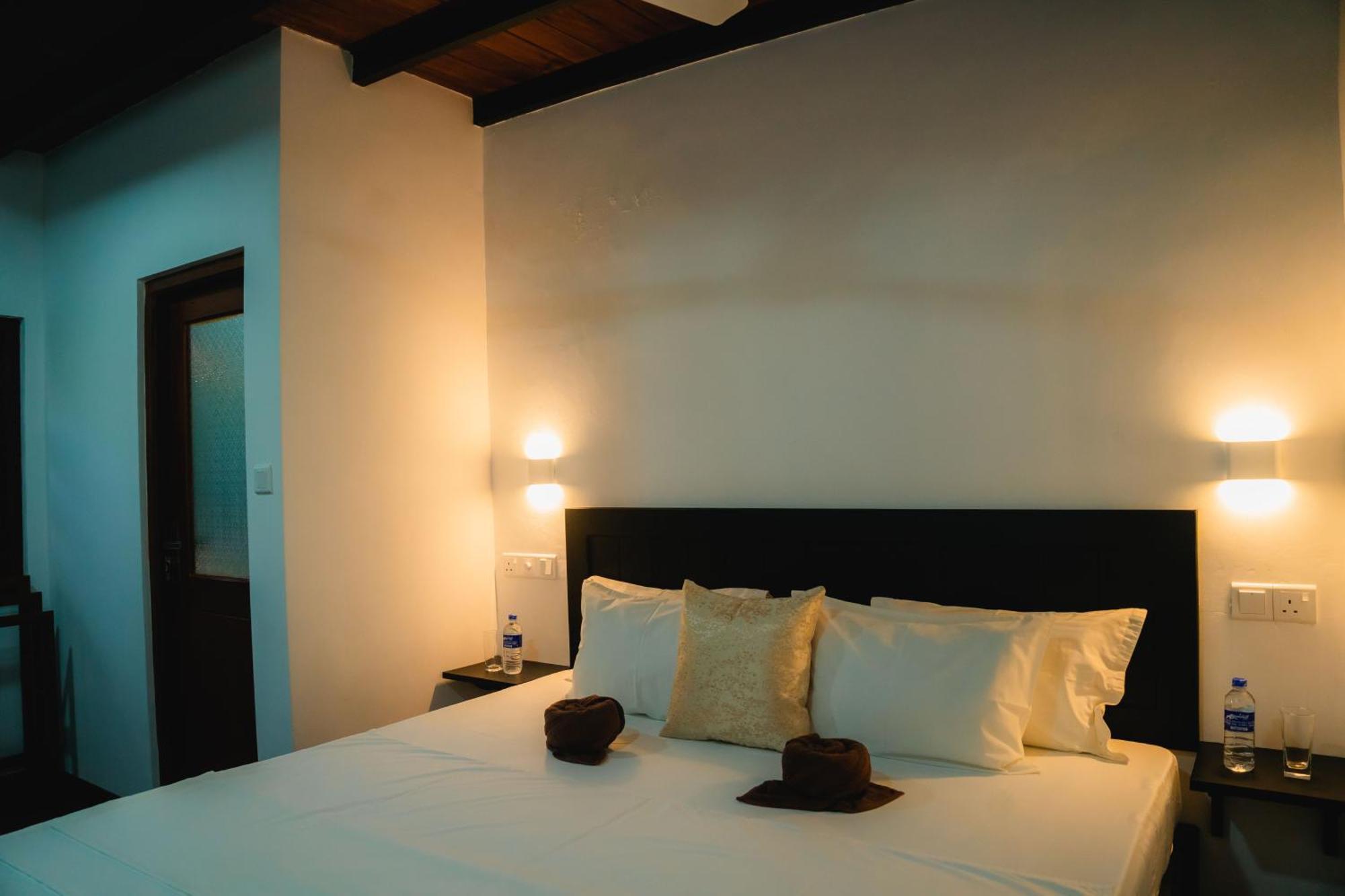 Aliya Aliya Hikkaduwa Hotel Buitenkant foto